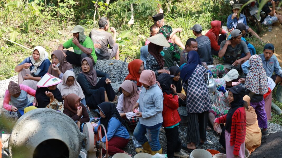 Tak Hanya Warga Watuduwur, Ibu-Ibu Desa Dempel Turut Ambil Bagian dalam TMMD Tak Hanya Warga Watuduwur, Ibu-Ibu Desa Dempel Turut Ambil Bagian dalam TMMD