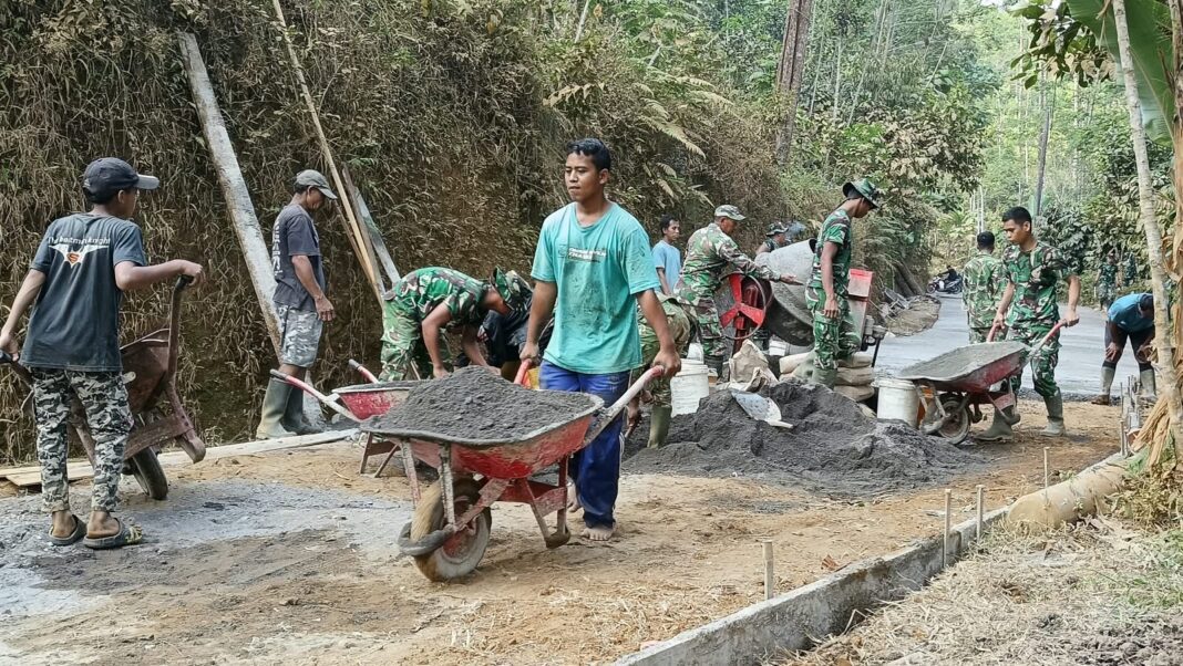 Warga Desa Dempel Ikut Gotong Royong Dukung TMMD Reguler ke-129 Warga Desa Dempel Ikut Gotong Royong Dukung TMMD Reguler ke-129