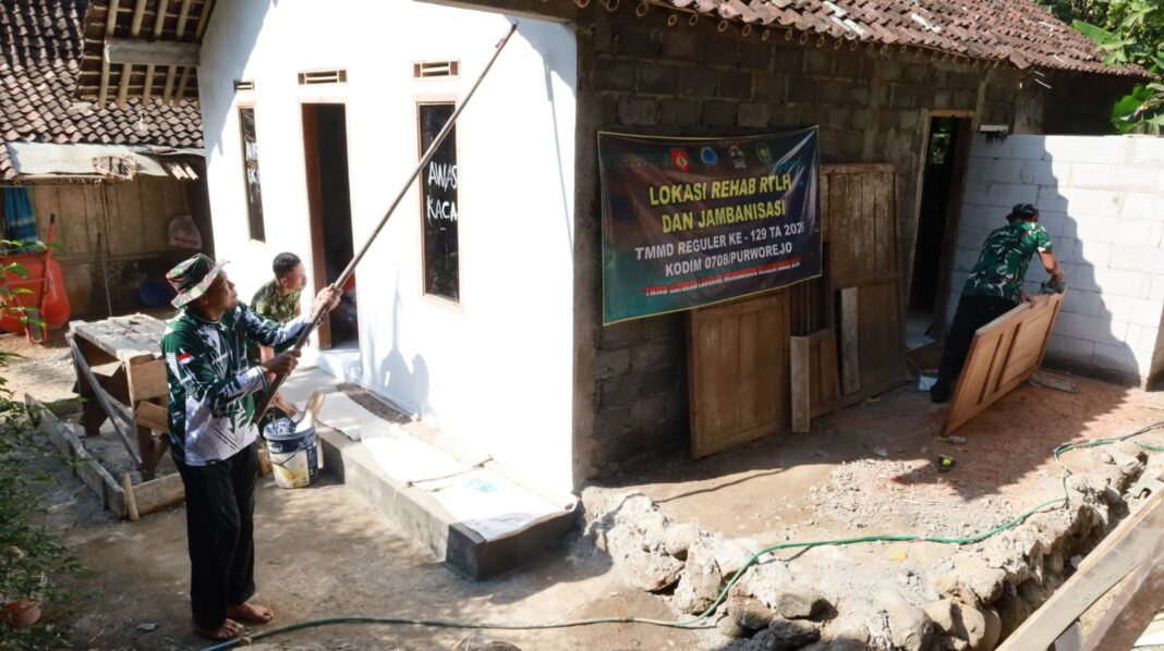 Satgas TMMD Cat Rumah Sucipto, Wujudkan Hunian Layak dan Nyaman Satgas TMMD Cat Rumah Sucipto, Wujudkan Hunian Layak dan Nyaman