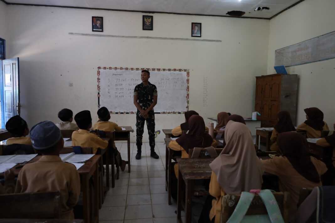 Satgas TMMD Anjangsana ke SD Watuduwur, Kenalkan Tugas TNI kepada Anak Satgas TMMD Anjangsana ke SD Watuduwur, Kenalkan Tugas TNI kepada Anak
