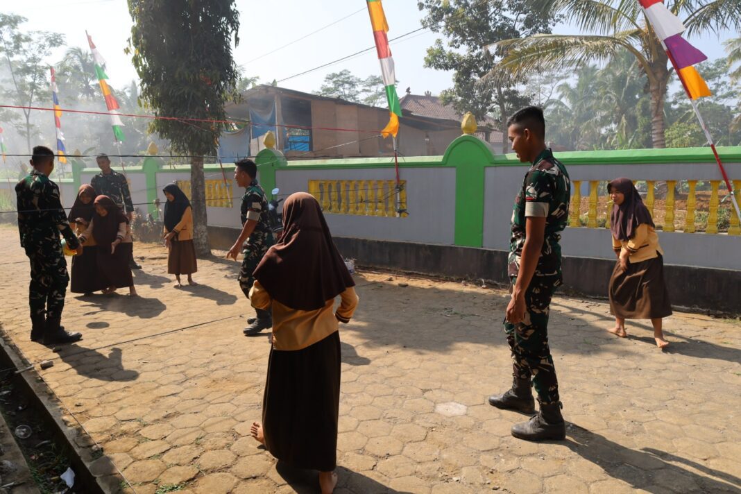 TNI Masuk Sekolah, Satgas TMMD Bermain Bersama Anak SD Watuduwur TNI Masuk Sekolah, Satgas TMMD Bermain Bersama Anak SD Watuduwur