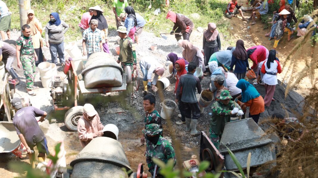 Jelang Penutupan, Satgas TMMD Reguler 129 Kebutan Pengecoran Jalan Jelang Penutupan, Satgas TMMD Reguler 129 Kebutan Pengecoran Jalan