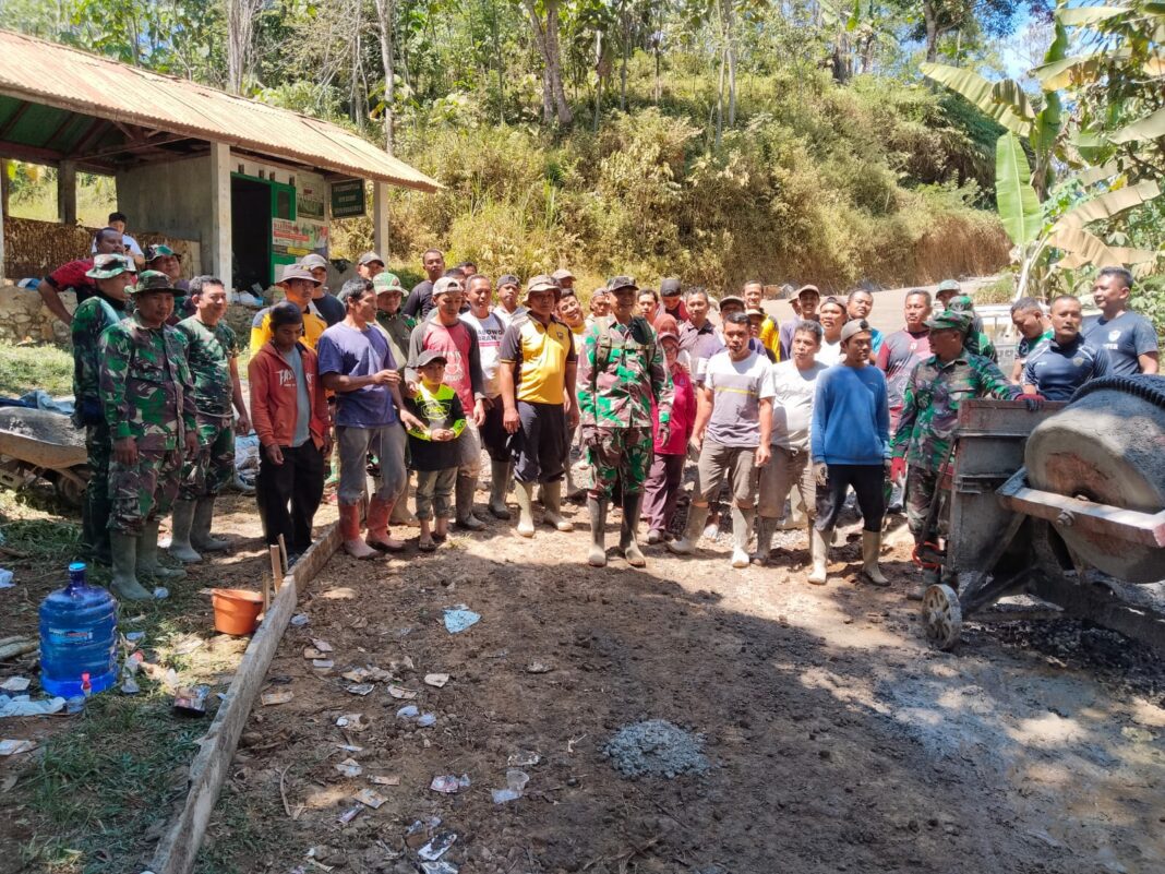 H-3 Penutupan TMMD, Danramil Bruno Ajak Satgas dan Warga Maksimalkan Pengecoran Jalan H-3 Penutupan TMMD, Danramil Bruno Ajak Satgas dan Warga Maksimalkan Pengecoran Jalan
