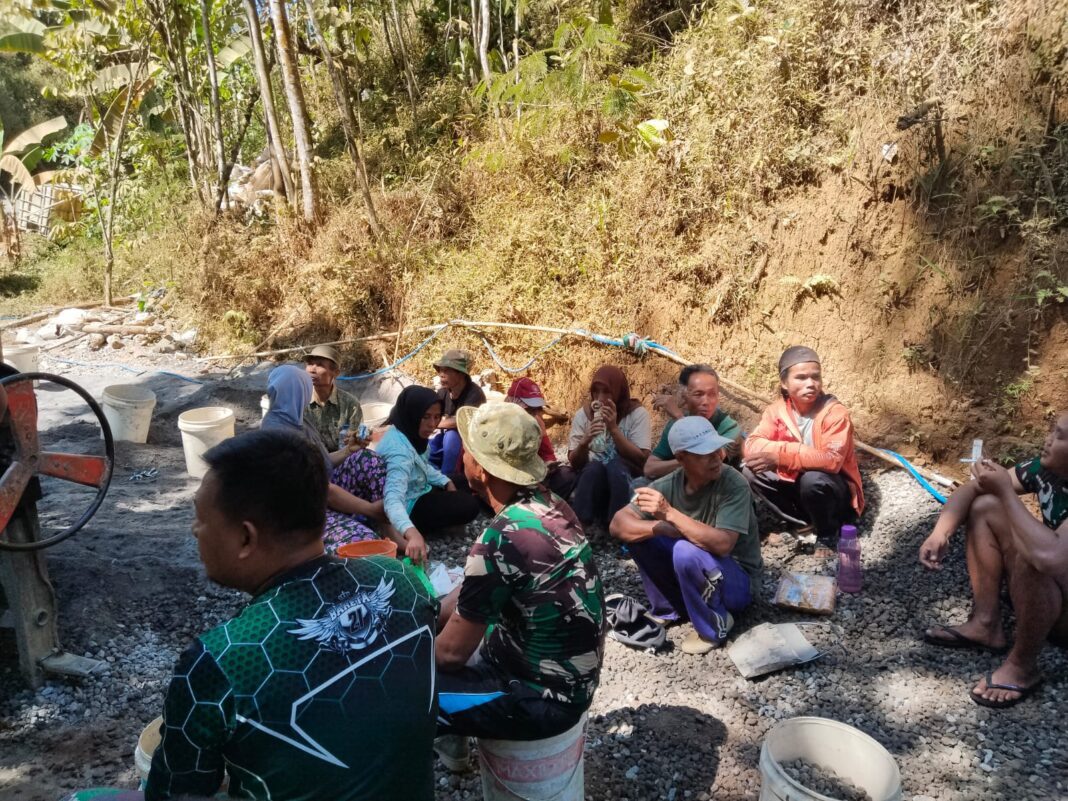 Sebulan Bersama, TMMD Segera Berakhir, Warga dan Satgas Berat Berpisah Sebulan Bersama, TMMD Segera Berakhir, Warga dan Satgas Berat Berpisah