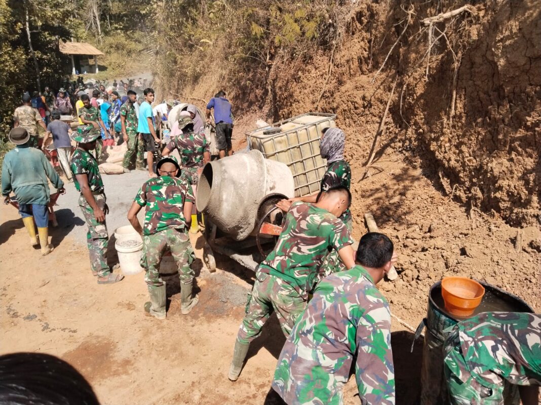 Jelang Penutupan TMMD, Warga Dua Desa Bersatu Tuntaskan Jalan Penghubung Watuduwur-Dempel Jelang Penutupan TMMD, Warga Dua Desa Bersatu Tuntaskan Jalan Penghubung Watuduwur-Dempel