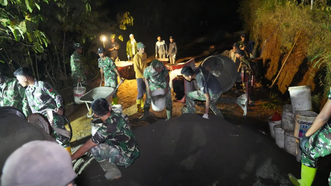 Tak Cukup Siang, Satgas TMMD Kebas Pengecoran Jalan 1.392 Meter hingga Malam Hari Tak Cukup Siang, Satgas TMMD Kebas Pengecoran Jalan 1.392 Meter hingga Malam Hari