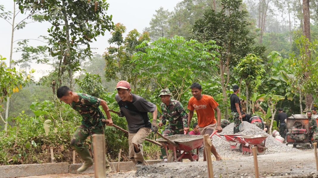 Bak Balap Kuda, Satgas TMMD Taklukkan Medan Terjal Angkut Material Bak Balap Kuda, Satgas TMMD Taklukkan Medan Terjal Angkut Material