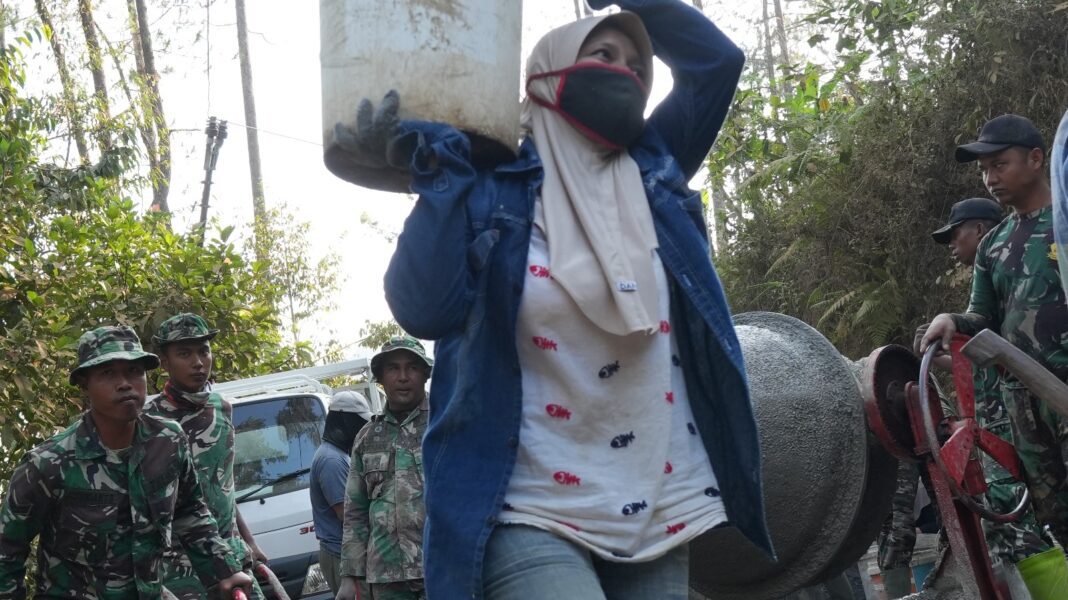 Ponijah Bersyukur, Warga Dempel Ikut Gotong Royong Bangun Jalan TMMD Ponijah Bersyukur, Warga Dempel Ikut Gotong Royong Bangun Jalan TMMD