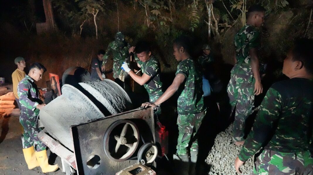 Gemuruh Molen Pecah Kesunyian Malam, Satgas TMMD 129 Lembur Kejar Target Pembangunan Gemuruh Molen Pecah Kesunyian Malam, Satgas TMMD 129 Lembur Kejar Target Pembangunan