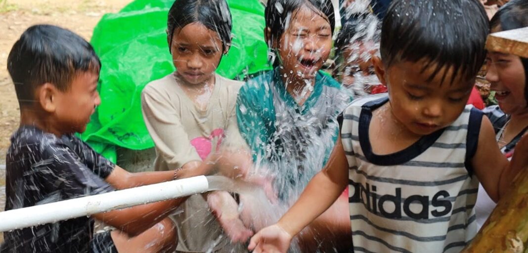 Hiforia Anak-Anak dusun Suruan, Nikmati Air Sumur Bor Hasil TMMD Reguler 129 Hiforia Anak-Anak dusun Suruan, Nikmati Air Sumur Bor Hasil TMMD Reguler 129