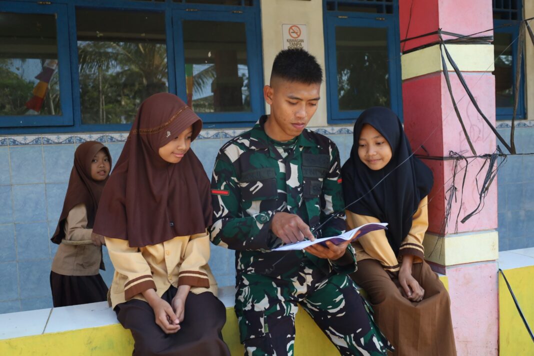 Satgas TMMD Reguler 129 Kembali Sambangi SD Watuduwur, Tanamkan Karakter Positif Sejak Dini Satgas TMMD Reguler 129 Kembali Sambangi SD Watuduwur, Tanamkan Karakter Positif Sejak Dini