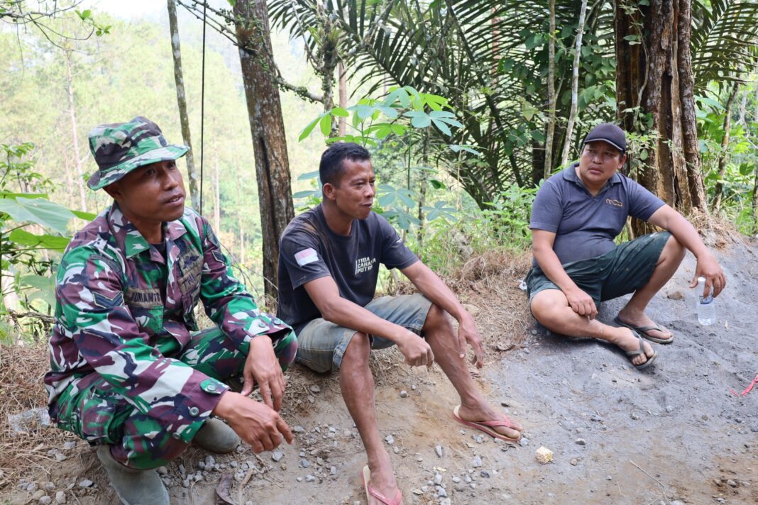 Jelang Penutupan TMMD, Satgas Pererat Komunikasi Sosial dengan Warga Watuduwur Jelang Penutupan TMMD, Satgas Pererat Komunikasi Sosial dengan Warga Watuduwur