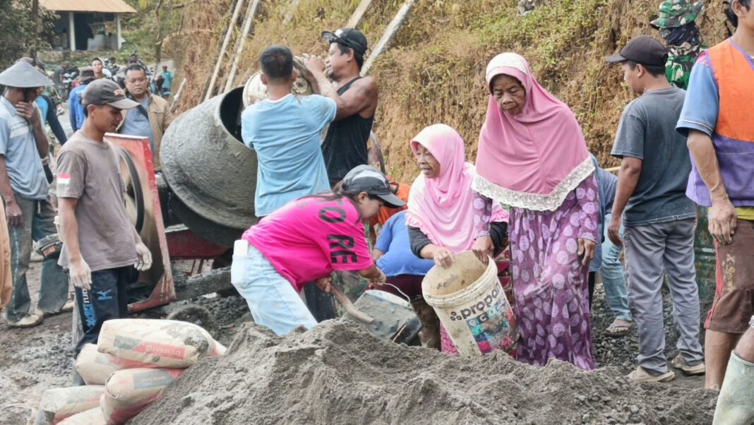Usia Bukan Halangan, Ibu Jariyatun Tetap Semangat Bantu Satgas TMMD Bangun Jalan Usia Bukan Halangan, Ibu Jariyatun Tetap Semangat Bantu Satgas TMMD Bangun Jalan