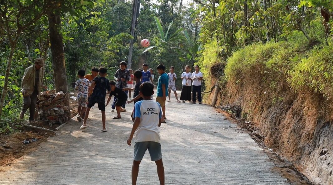 Jalan Hasil TMMD Jadi Tempat Bermain Favorit Anak-anak Watuduwur Jalan Hasil TMMD Jadi Tempat Bermain Favorit Anak-anak Watuduwur