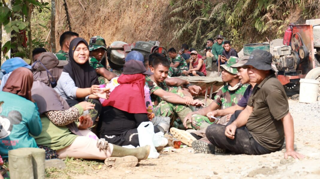 Duduk dan Makan Bersama, Satgas TMMD 129 Pererat Kemanunggalan dengan Warga Duduk dan Makan Bersama, Satgas TMMD 129 Pererat Kemanunggalan dengan Warga