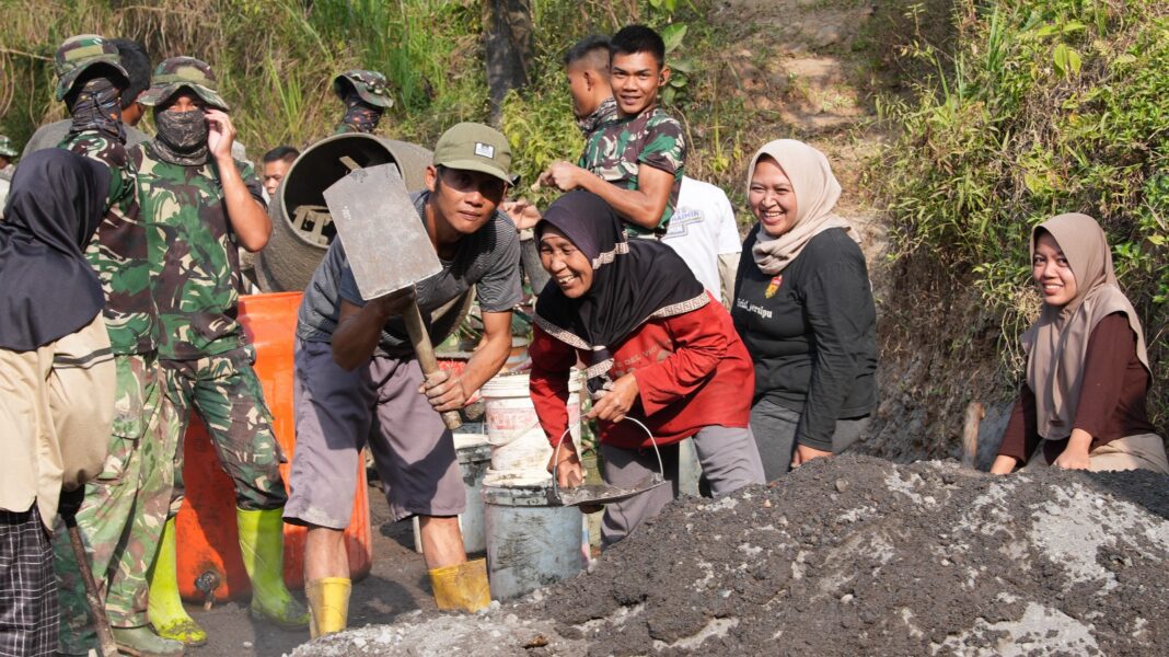 Panas Terik Tak Menyurutkan Semangat Asih Bantu Satgas TMMD di Titik Akhir Pengecoran Jalan Panas Terik Tak Menyurutkan Semangat Asih Bantu Satgas TMMD di Titik Akhir Pengecoran Jalan