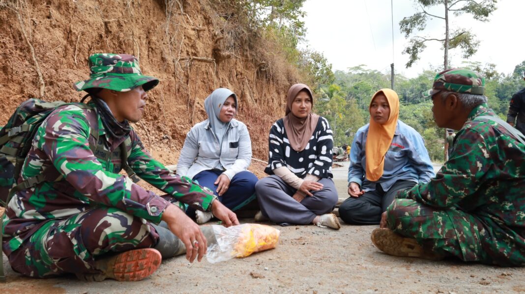 Babinsa Beri Semangat Ibu-Ibu, Gotong Royong Warnai Pengerjaan TMMD di Watuduwur Babinsa Beri Semangat Ibu-Ibu, Gotong Royong Warnai Pengerjaan TMMD di Watuduwur