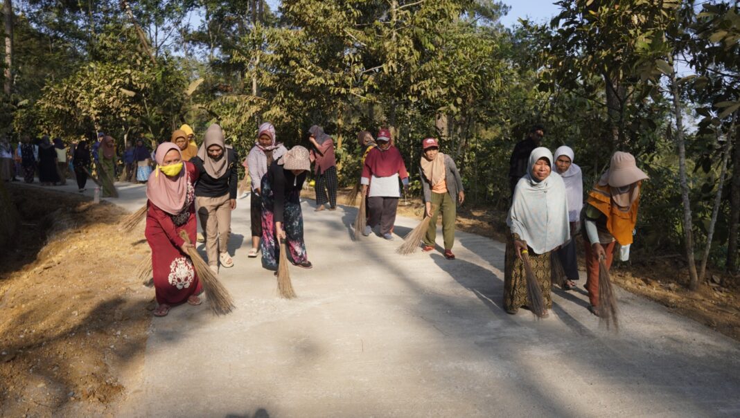 Ibu-Ibu Watuduwur dan Dempel Bersihkan Jalan Hasil TMMD Jelang Penutupan Ibu-Ibu Watuduwur dan Dempel Bersihkan Jalan Hasil TMMD Jelang Penutupan