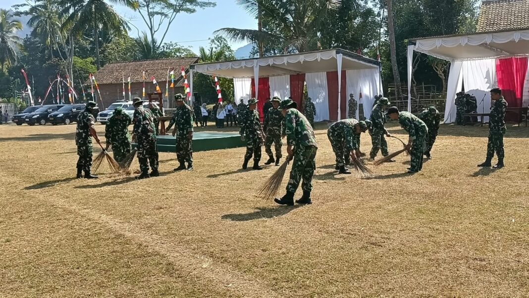 Satgas TMMD Bersihkan dan Siapkan Lapangan Jelang Penutupan TMMD Reguler ke-129 Satgas TMMD Bersihkan dan Siapkan Lapangan Jelang Penutupan TMMD Reguler ke-129
