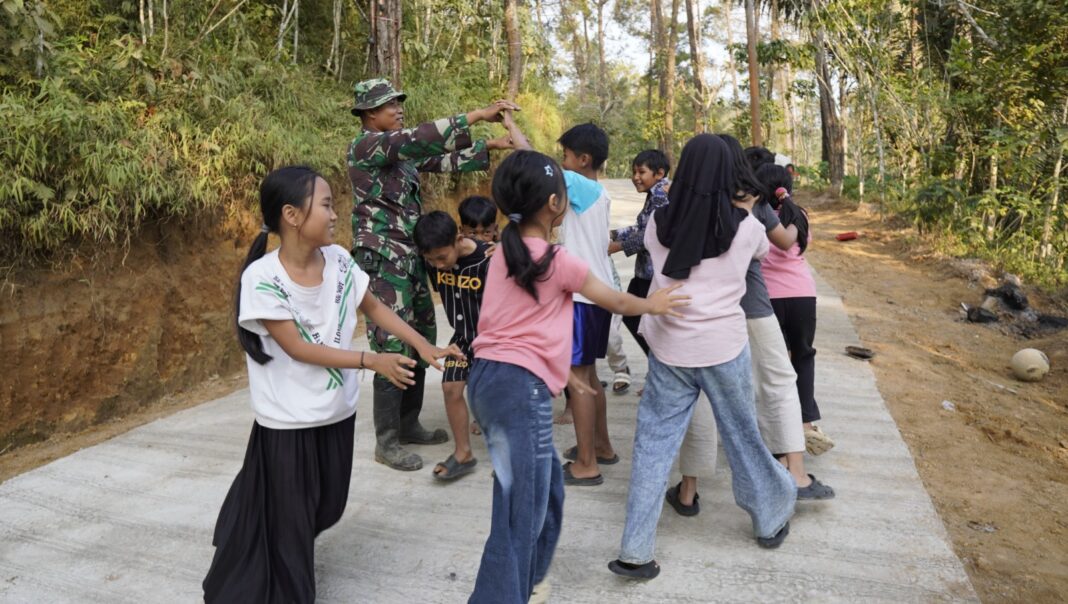 Keceriaan Anak Desa Watuduwur Bermain di Jalan Hasil TMMDREG 129.Purworejo Keceriaan Anak Desa Watuduwur Bermain di Jalan Hasil TMMDREG 129.Purworejo