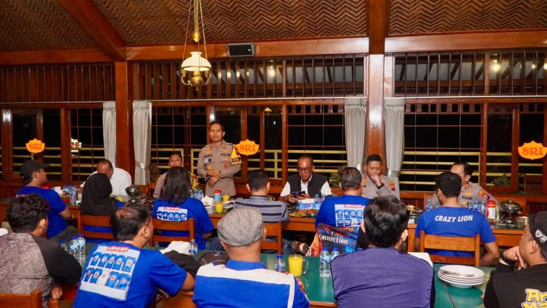 Polres Pasuruan bersama Polda Jatim pertemukan Bonek dan Aremania sepakat damai jaga Kondisifitas Polres Pasuruan bersama Polda Jatim pertemukan Bonek dan Aremania sepakat damai jaga Kondisifitas