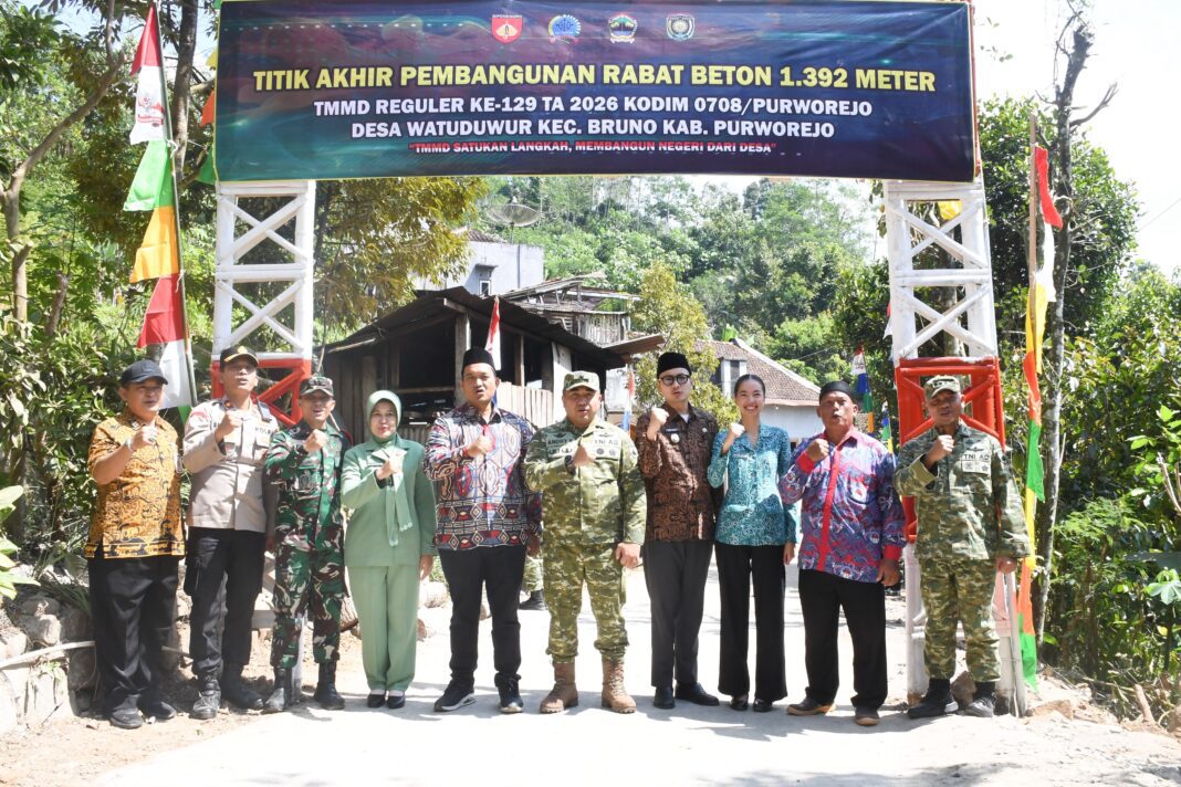 Kepala Staf Kodam IV/Diponegoro Tutup TMMD Reguler ke-129 Tahun 2026 di Desa Watuduwur Kepala Staf Kodam IV/Diponegoro Tutup TMMD Reguler ke-129 Tahun 2026 di Desa Watuduwur