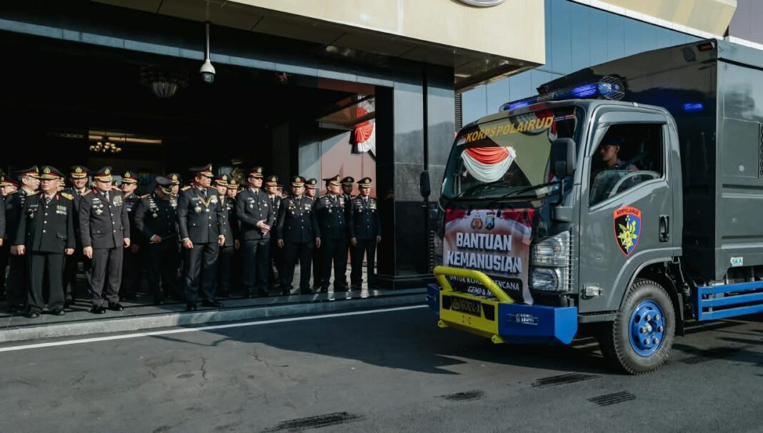 Polda jatim kirim Bantuan Kemanusiaan ke NTT siapkan Dapur lapangan hingga tim Trauma Healing Polda jatim kirim Bantuan Kemanusiaan ke NTT siapkan Dapur lapangan hingga tim Trauma Healing