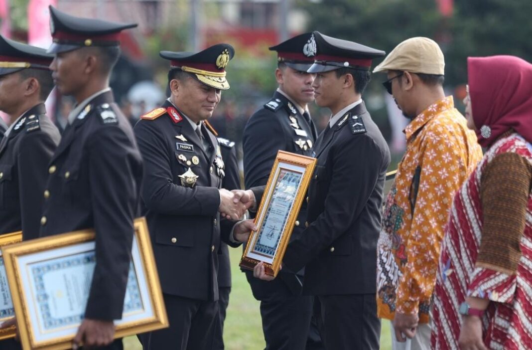 Maknai HuT ke-81 – RI Polda Jatim tekankan pelayanan Terbaik untuk Masyarakat Maknai HuT ke-81 – RI Polda Jatim tekankan pelayanan Terbaik untuk Masyarakat