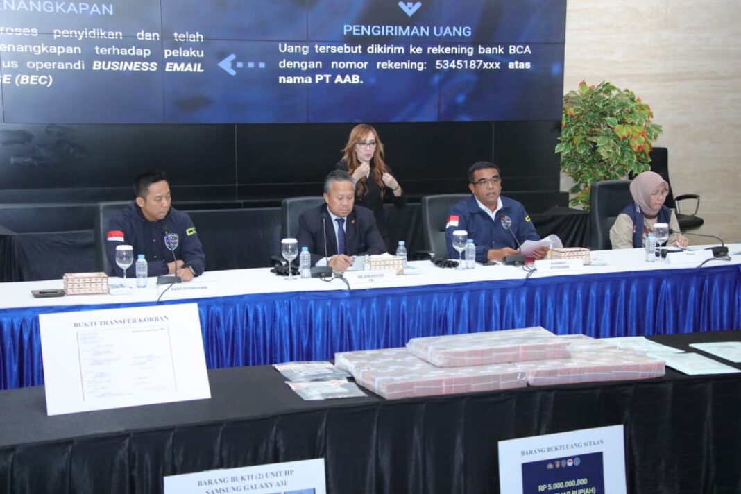Polri Ungkap Kasus Business Email Compromise Kerugian Korban Capai USD 350 Ribu Polri Ungkap Kasus Business Email Compromise Kerugian Korban Capai USD 350 Ribu
