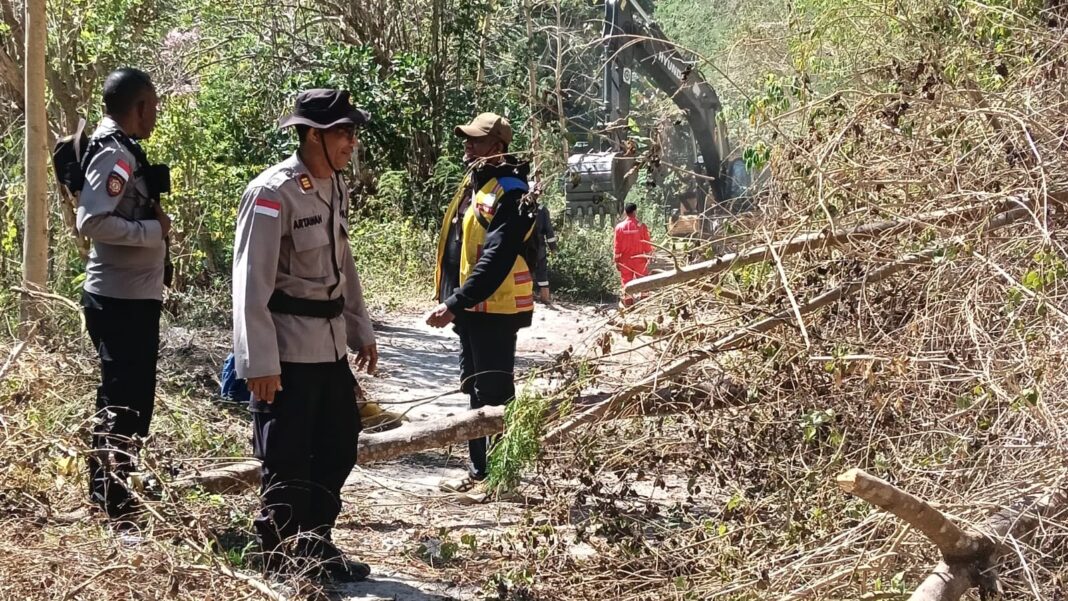 Personel Polri Buka Akses Jalan Terdampak. Longsor Menuju Dusun Nitung Di Palue Personel Polri Buka Akses Jalan Terdampak. Longsor Menuju Dusun Nitung Di Palue