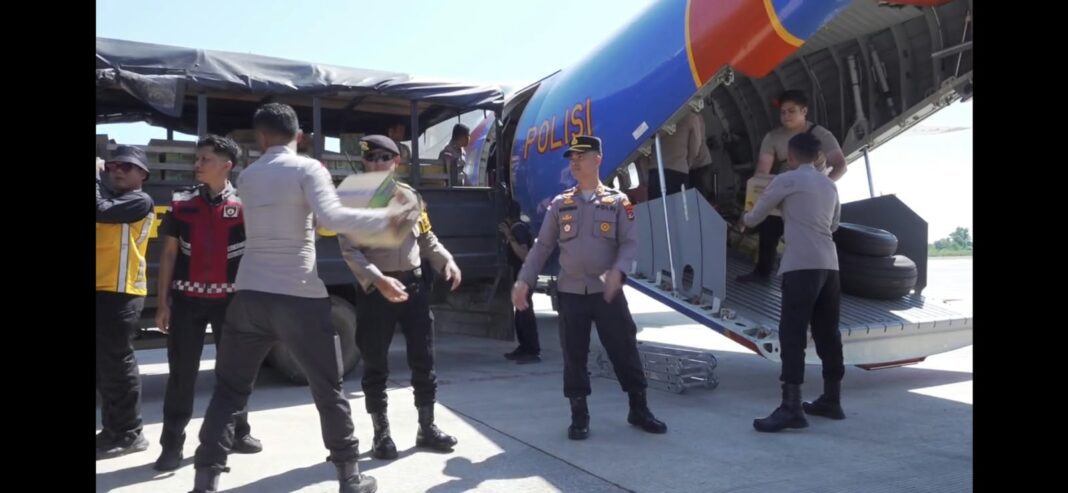 Bantuan Kapolri Tiba Di labuan Bajo Logistik DiSiapkan Untuk Warga Terdampak Gempa Flores Bantuan Kapolri Tiba Di labuan Bajo Logistik DiSiapkan Untuk Warga Terdampak Gempa Flores