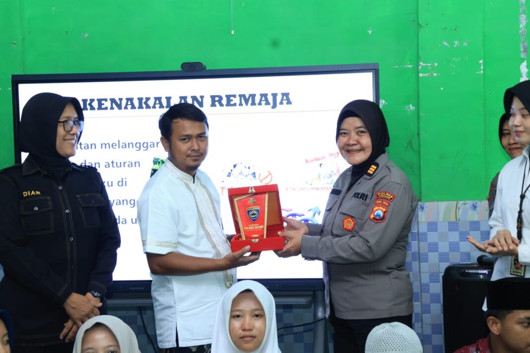Sambut Hari Jadi Ke-78 Polwan Polres Ngawi Edukasi Santri Cegah Kenakalan Remaja Sambut Hari Jadi Ke-78 Polwan Polres Ngawi Edukasi Santri Cegah Kenakalan Remaja