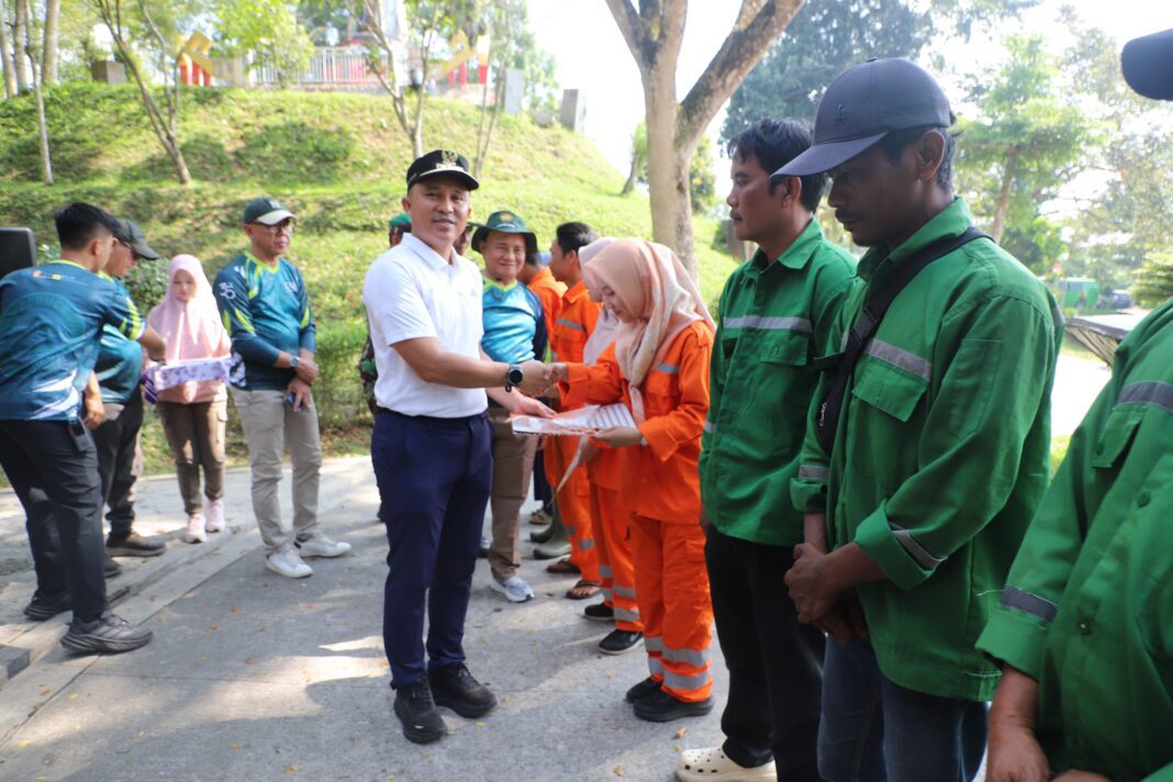 Parosil Mabsus Canangkan Gerakan Asri, Gotong Royong Digelar Serentak Hingga ke Pekon. Parosil Mabsus Canangkan Gerakan Asri, Gotong Royong Digelar Serentak Hingga ke Pekon.