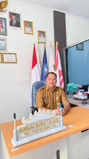 Bambang Irawan Kepala Sekolah SMPN 1 Way Tenong Gelar Gotong Royong Serentak Dukung Gerakan ASRI Bambang Irawan Kepala Sekolah SMPN 1 Way Tenong Gelar Gotong Royong Serentak Dukung Gerakan ASRI
