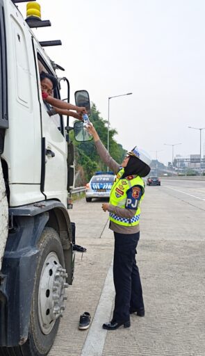 PJR BSD Tegur Truk Parkir di Bahu Tol CSI, Keselamatan Pengguna Jalan Jadi Prioritas PJR BSD Tegur Truk Parkir di Bahu Tol CSI, Keselamatan Pengguna Jalan Jadi Prioritas