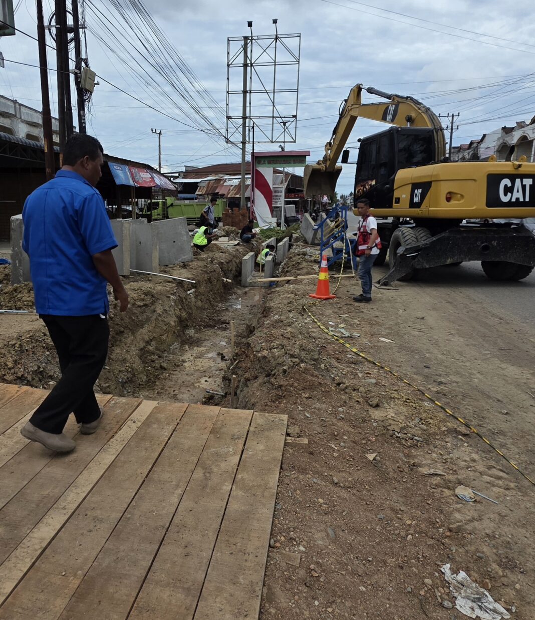 Tim Trandis Perumda Tirta Mountala Tinjau Langsung Pipa Terdampak Proyek Jalan di Cot Irie Tim Trandis Perumda Tirta Mountala Tinjau Langsung Pipa Terdampak Proyek Jalan di Cot Irie
