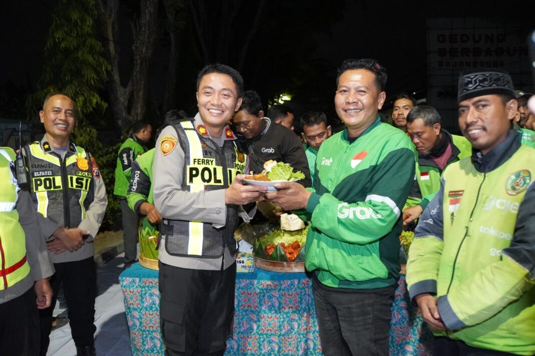 Polres Bojonegoro Perkuat Sinergi Harkamtibmas Gelar Dua Bersama Komonitas Ojol Polres Bojonegoro Perkuat Sinergi Harkamtibmas Gelar Dua Bersama Komonitas Ojol
