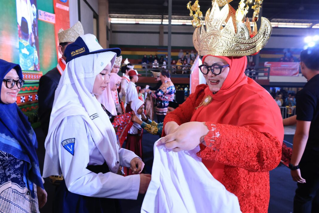 Ringankan Beban Orang Tua, Kabupaten Lampung Barat Kembali Bagikan Seragam Sekolah Gratis. Ringankan Beban Orang Tua, Kabupaten Lampung Barat Kembali Bagikan Seragam Sekolah Gratis.