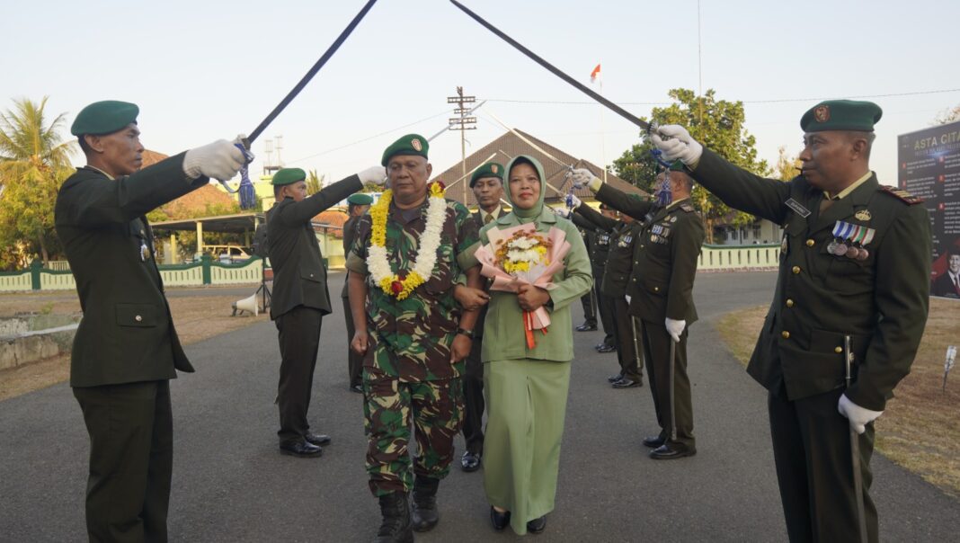 Tradisi Pedang Pora .Pelepasan Kapten Purn Hari Yudhono, Pengabdian Tidak Berhenti Setelah Purna Tugas Tradisi Pedang Pora .Pelepasan Kapten Purn Hari Yudhono, Pengabdian Tidak Berhenti Setelah Purna Tugas