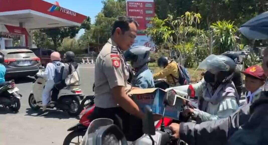 *Aksi Humanis Polres Bondowoso, Berbagi Air Minum Gratis Untuk Warga Antre Di SPBU* *Aksi Humanis Polres Bondowoso, Berbagi Air Minum Gratis Untuk Warga Antre Di SPBU*