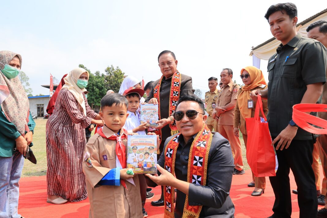 290 Siswa Batu Brak Dapat Seragam Gratis di Tengah Produktivitas Kopi Menurun. 290 Siswa Batu Brak Dapat Seragam Gratis di Tengah Produktivitas Kopi Menurun.