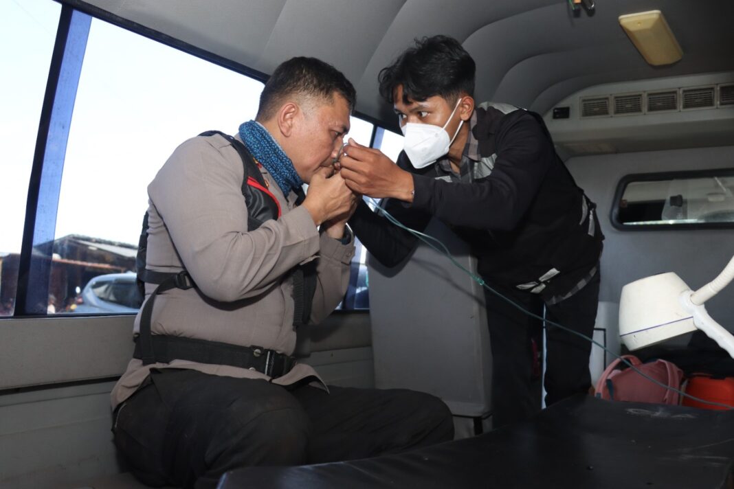 Polres Malang Libatkan Tim Dokkes, Menjaga Napas Para Penjinak Api Karhutla di Lereng Bromo Polres Malang Libatkan Tim Dokkes, Menjaga Napas Para Penjinak Api Karhutla di Lereng Bromo