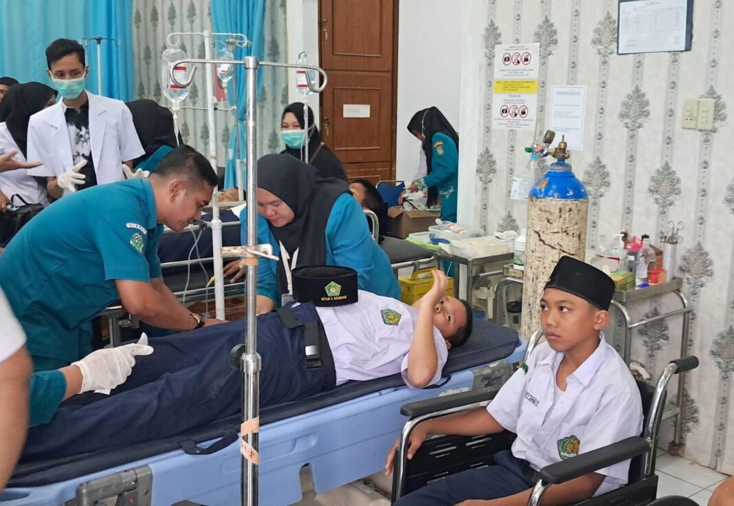 PULUHAN SISWA MTSN 2 KISARAN DIDUGA KERACUNAN MBG, LBH MEDAN: PRESIDEN PRABOWO HARUS HENTIKAN, PULUHAN SISWA MTSN 2 KISARAN DIDUGA KERACUNAN MBG, LBH MEDAN: PRESIDEN PRABOWO HARUS HENTIKAN,