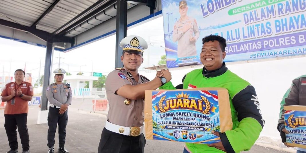 Satlantas Polres Bangkalan Mengadakan Lomba Safety Riding Bersama Ojek Online Dalam. Rangka HUT Ke, 71 Satlantas Polres Bangkalan Mengadakan Lomba Safety Riding Bersama Ojek Online Dalam. Rangka HUT Ke, 71