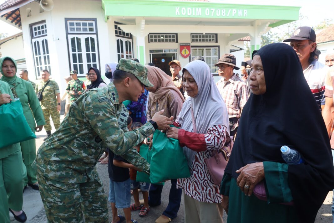 Kodim 0708 Purworejo Gelar Bazar TNI Dan Serahkan Sembako Semarakkan HUT ke-81 TNI Kodim 0708 Purworejo Gelar Bazar TNI Dan Serahkan Sembako Semarakkan HUT ke-81 TNI