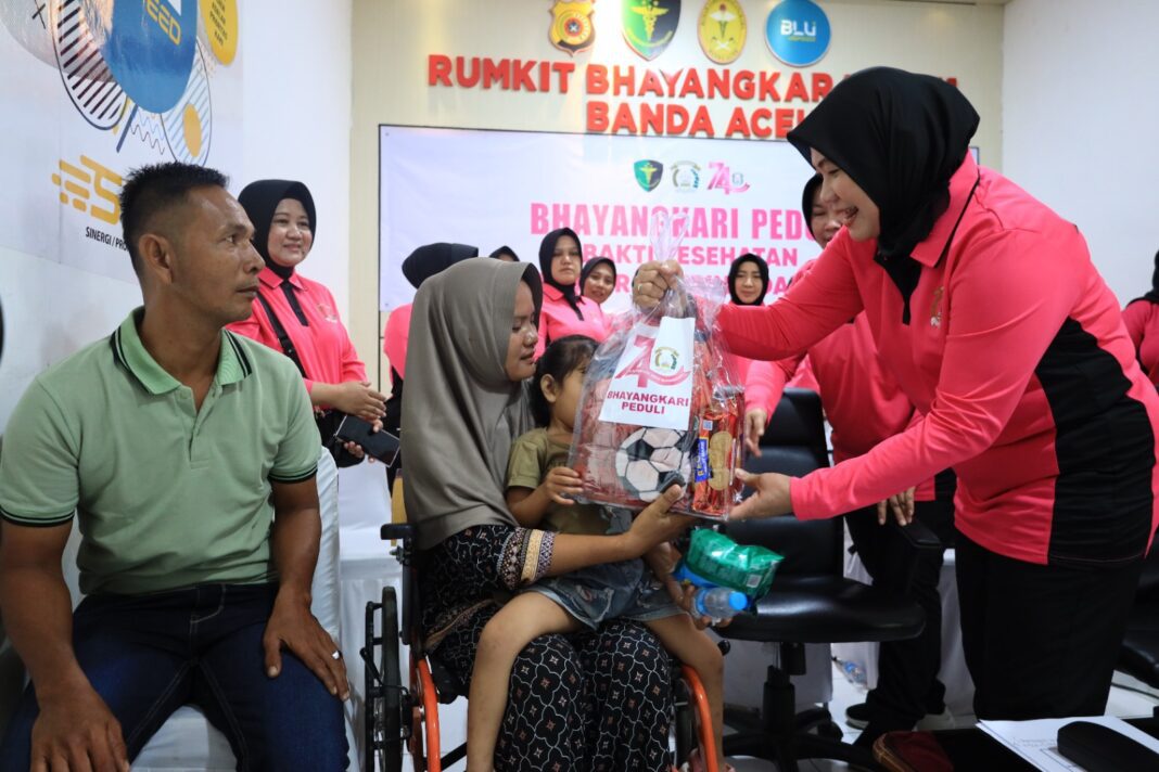 Bhayangkari Turunkan 74 Nakes dalam Bakkes di Aceh Tamiang, Sediakan Cek Lab hingga Operasi Katarak Gratis Bhayangkari Turunkan 74 Nakes dalam Bakkes di Aceh Tamiang, Sediakan Cek Lab hingga Operasi Katarak Gratis