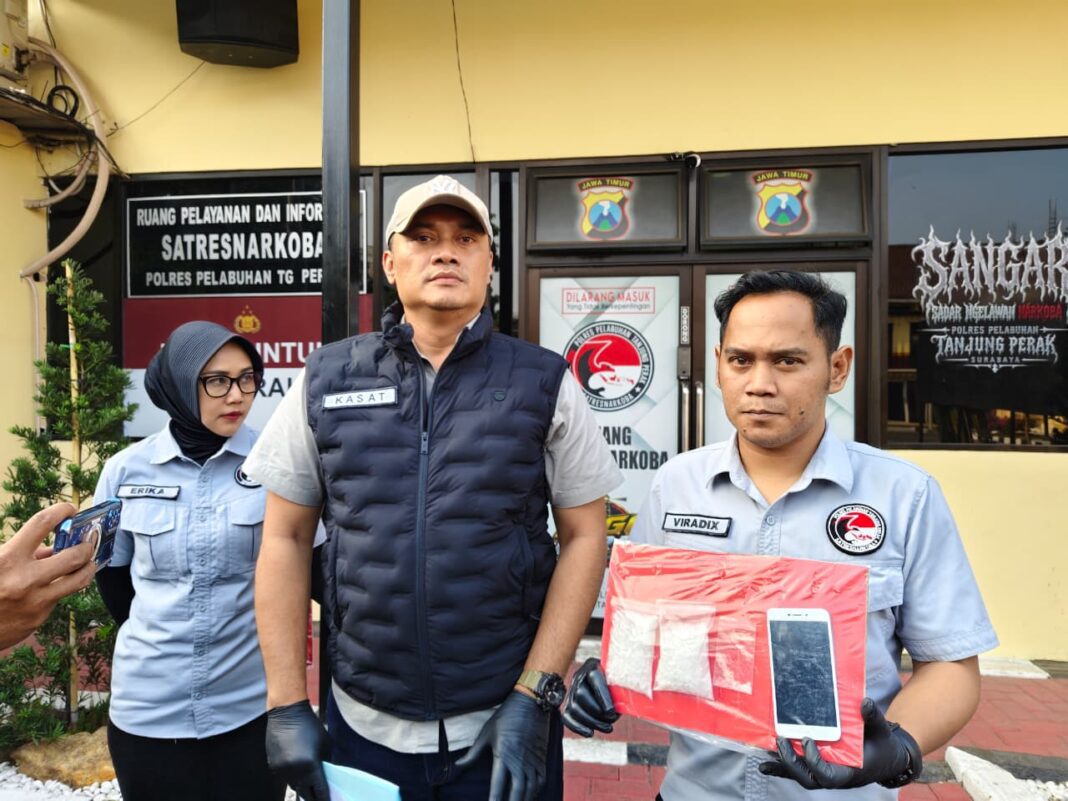 Polres Pelabuhan Tanjung Perak Amankan Tersangka Kurir Bawa 100,72 Gram Sabu Polres Pelabuhan Tanjung Perak Amankan Tersangka Kurir Bawa 100,72 Gram Sabu
