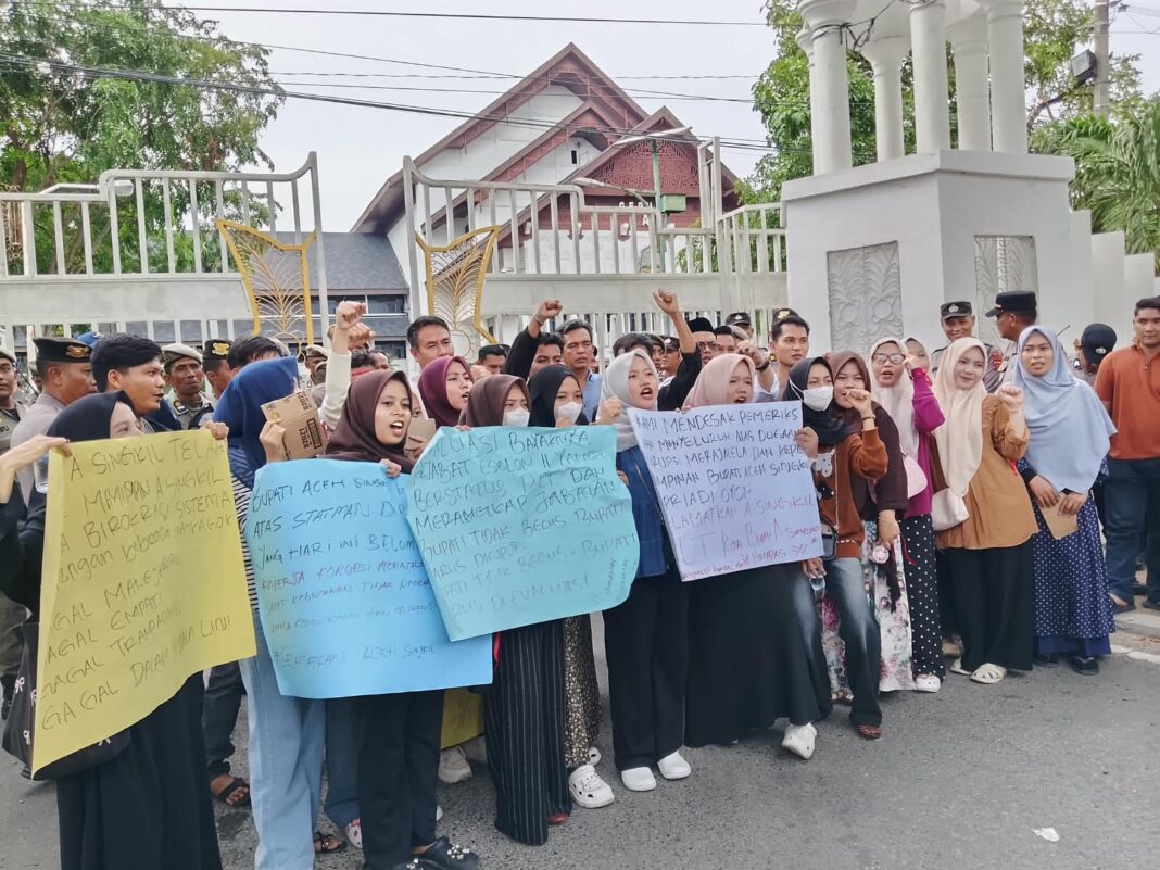 Kembali Aksi, Dianggap Tak Mampu Menempati Janji, Himapas Minta Pemprov Aceh Evaluasi Bupati Aceh Singkil Kembali Aksi, Dianggap Tak Mampu Menempati Janji, Himapas Minta Pemprov Aceh Evaluasi Bupati Aceh Singkil