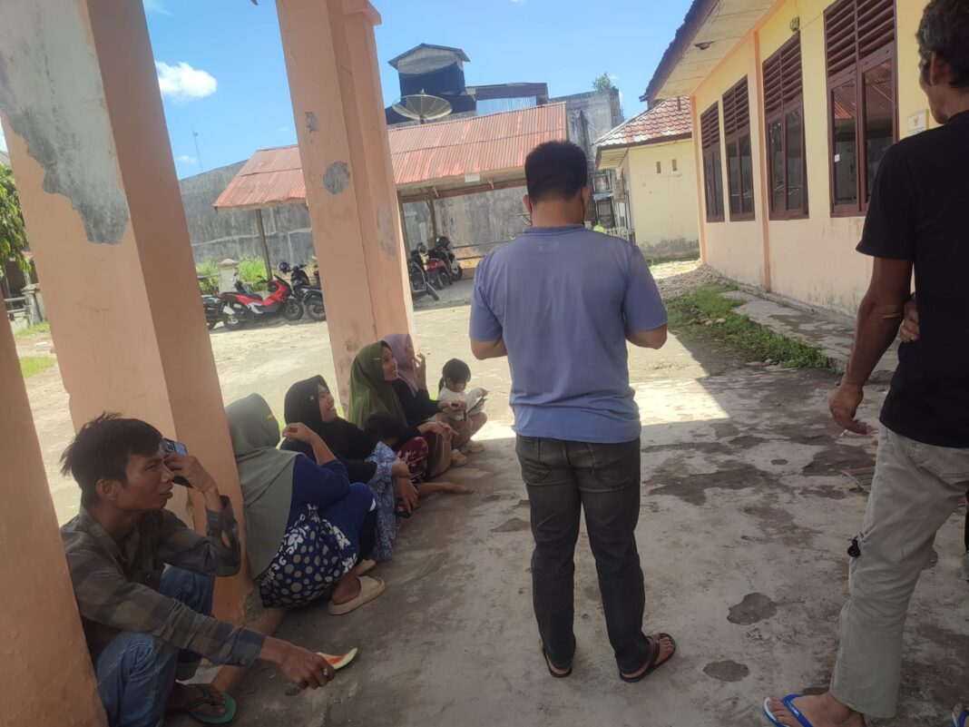Warga Seping Baru Geruduk Kantor Camat Gumer, Tolak Proses Pemilihan Panitia BPG yang Sarat Kepentingan Warga Seping Baru Geruduk Kantor Camat Gumer, Tolak Proses Pemilihan Panitia BPG yang Sarat Kepentingan