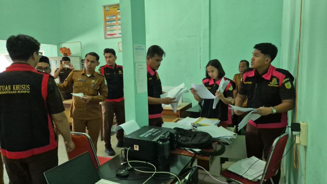 Usut Dugaan Tipikor Seragam Sekolah Rp1,77 Miliar, Kejari Geledah Kantor Disdikbud, KSAS Beri Apresiasi Usut Dugaan Tipikor Seragam Sekolah Rp1,77 Miliar, Kejari Geledah Kantor Disdikbud, KSAS Beri Apresiasi